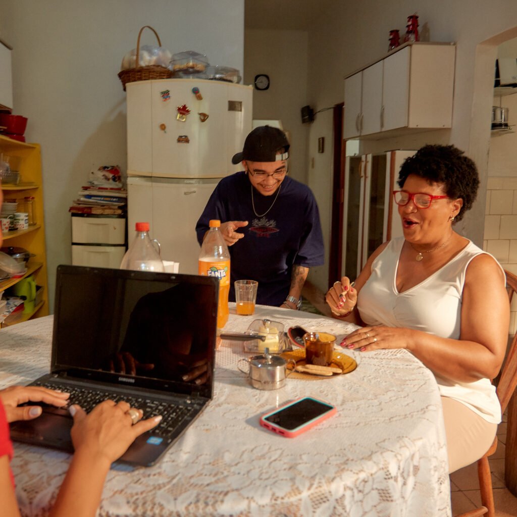 Família reunida na mesa da cozinha