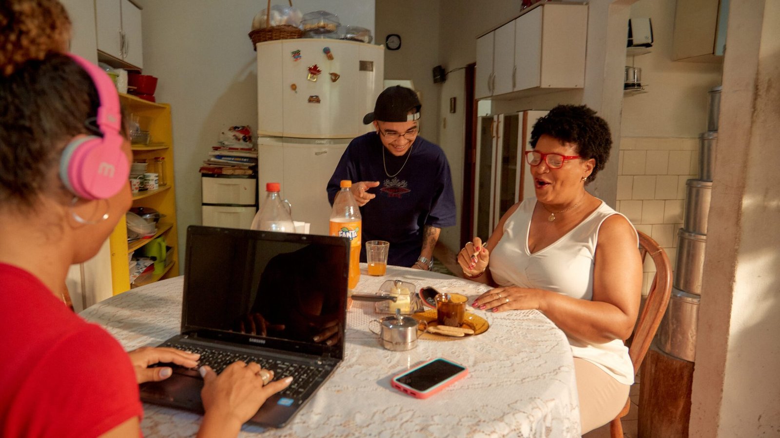 Família reunida na mesa da cozinha